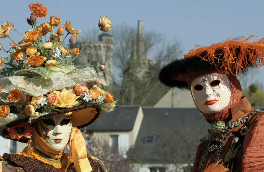 Deux personnages masqués que l'on peut croiser au cours du Carnaval de Mehun-sur-Yèvre.